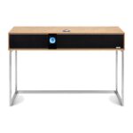 Vista frontale della R810 MiE con display acceso e griglia in legno ebanizzato