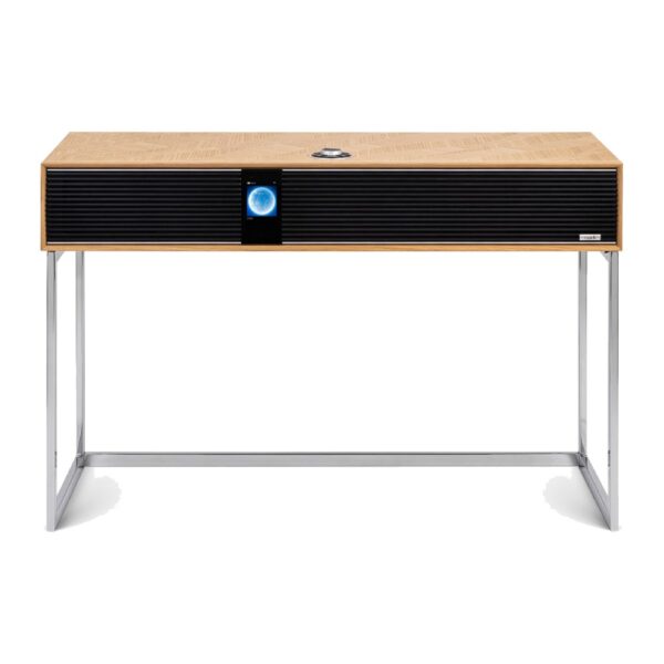 Vista frontale della R810 MiE con display acceso e griglia in legno ebanizzato