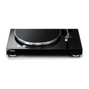 Giradischi Yamaha TT-S303 in finitura nera con coperchio